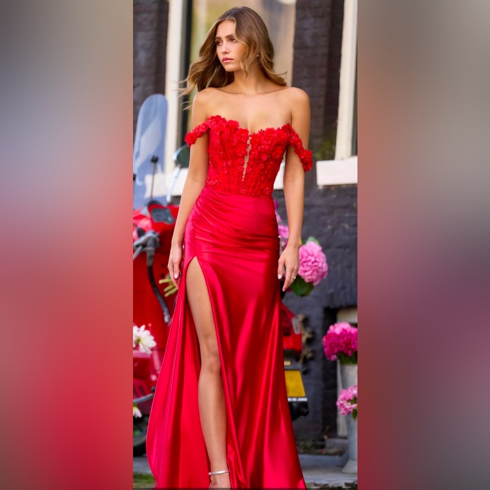 Sherri Hill red prom dress